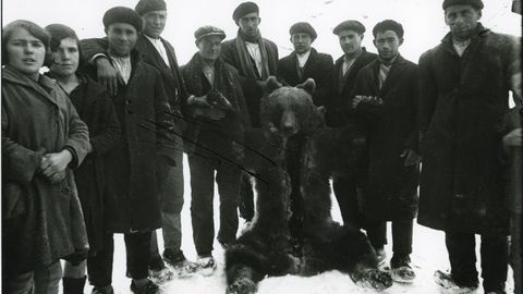 Carlos Flrez Lorenzo. Retrato de grupo con un oso eviscerado, Saliencia, Somiedo, 1925