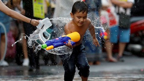 Un nio juega con agua en Tailandia