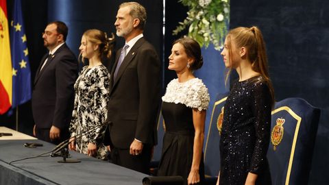 Los reyes Felipe VI (c) y Letizia (2d), acompañados de la princesa Leonor (2i), la infanta Sofía (d), y el presidente del Principado de Asturias, Adrián Barbón (i), presiden la ceremonia de entrega de la 42 edición de los Premios Princesa de Asturias