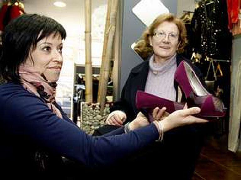 La mujer se acercó a la tienda Yess para recoger su premio.