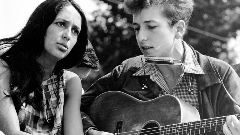 De Bob Dylan a Bad Bunny: actuaciones en las que la música fue un arma política