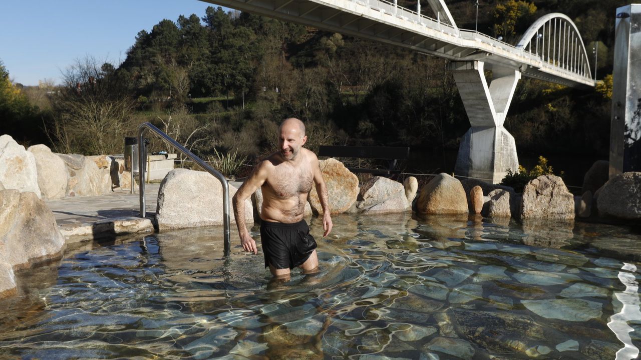 Baera nrdica en as Cabanas das Chousas.El alcalde, Gonzalo Prez Jcome, fue uno de los primeros en probar de nuevo el agua termal.