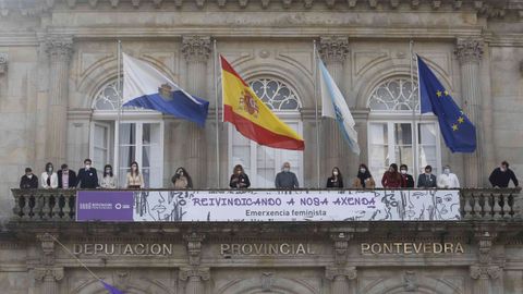 Pancarta por el 8M en el balcn de la Diputacin de Pontevedra