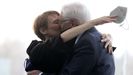 Steinmeier recibe la afectuosa felicitación de su mujer, Elke, tras se reelegido presidente.