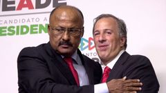 El nuevo lder del PRI (izquierda) abraza al candidato del partido