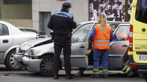 Fotografa de archivo de un agente de la Polica Local de Monforte en un accidente de trfico