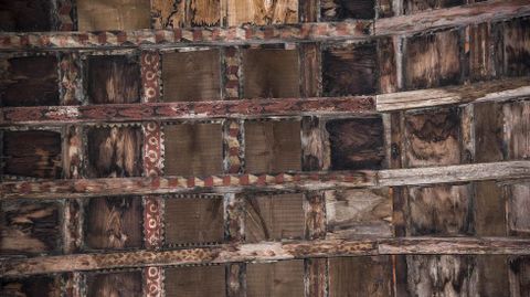 La llamativa policroma del artesonado de la iglesia podra datar del siglo XVI