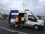 Los heridos, en el interior de una ambulancia del 061.