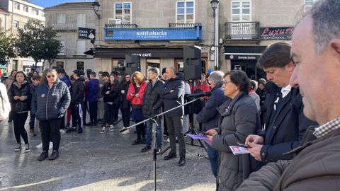 Alumnos del IES Lagoa de Antela de Xinzo realizaron una plantación de árboles en el entorno de las piscinas para recordar a las mujeres asesinadas y la alcaldesa, Elvira Lama, leyó un manifiesto en la plaza Mayor.