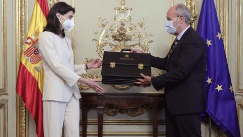 La nueva ministra de Justicia, Pilar Llop, recibe la cartera ministerial de manos de su antecesor, Juan Carlos Campo