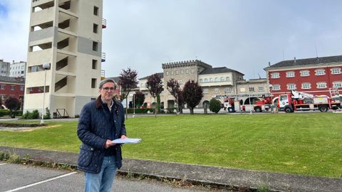 Enrique Rozas, del PP, delante de la sede de los bomberos de Lugo