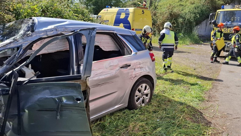 Una mujer y dos menores, heridos en un accidente de tr�fico en Navia