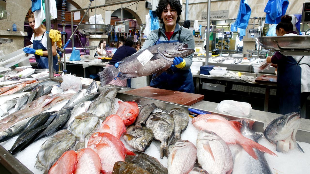 Magnífico pescado el que muestra esta profesional del amplio surtido que ofrecía este miércoles en la plaza de Pontevedra