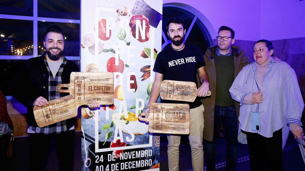 Los ganadores del certamen Pontedetapas 2022, El Cafetín y Gumer, con la concejala de Promoción Económica, Yoya Blanco 