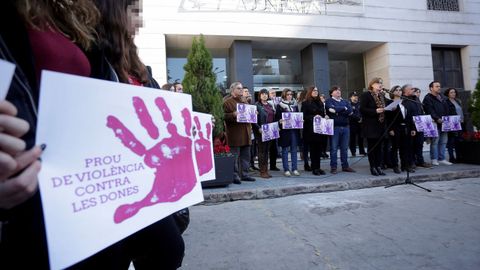 Concentracin a las puertas del Ayuntamiento de Burriana (Castelln), para solidarizarse con la joven de 17 aos que la pasada Nochevieja fue violada presuntamente por dos hombres