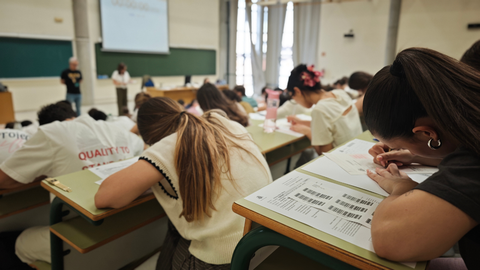 Alumnado en los minutos previos al inicio del examen de la PAU 2026 en un aula de la sede del Campus de El Cristo
