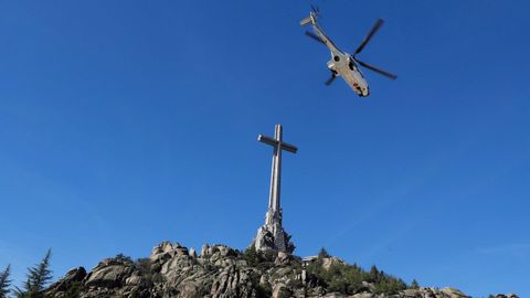 El helicóptero Super Puma del Ejército del Aire con los restos del dictador despega del Valle de los Caídos el pasado 24 de octubre