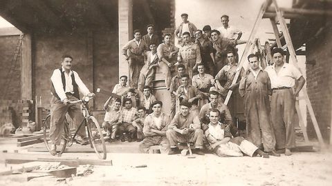 Trabajadores de Megasa en 1955, con Fe de Vino, Paco Mera o Marcial Puente, entre otros