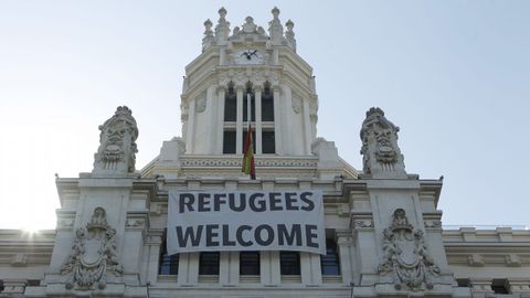 La bandera del Ayuntamiento de Madrid a media hasta a media asta tras de los atentados ocurridos ayer en Barcelona y Cambrils