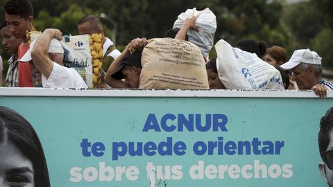 Venezolanos transportan vveres de primera necesidad comprados en suelo colombiano a travs del puente Simon Bolvar