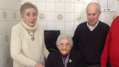 El matrimonio fallecido, Josefina Martnez (a la izquierda) y Teodoro Daz (derecha), durante la celebracin del 102 cumpleaaos de la madre de Josefina en el ao 2015