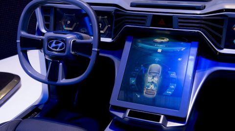 Hyundai presenta un prototipo de cuadro e mandos interactivo en Ginebra.