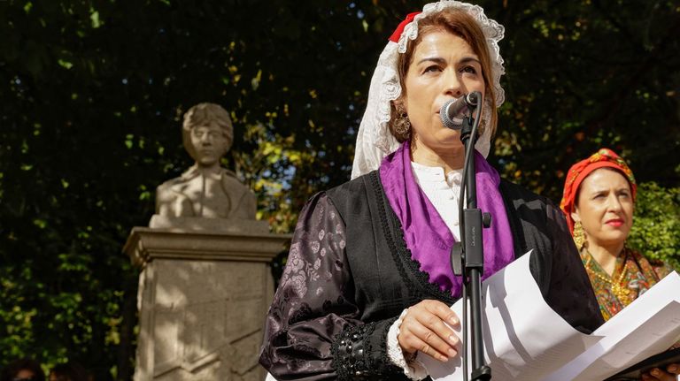El derecho <span lang="gl">«a un teito baixo o que vivir»</span>: el caso de Maricarmen aparece en la ofrenda a Rosalía del Domingo das Mozas