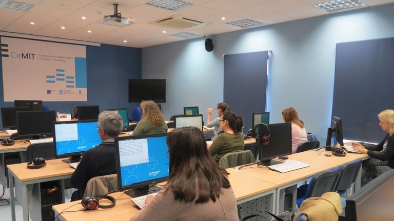 Foto de recurso de un aula Cemit que se encuentra en Narón.