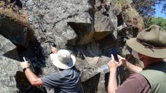 Los paleontlogos Bienvenido Daz y Manuel Garca vila examinan la formacin de turbiditas de San Clodio, una masa rocosa de especial inters cientfico que se origin a partir de sedimentos arrastrados al ocano y que contiene restos fosilizados de rboles 