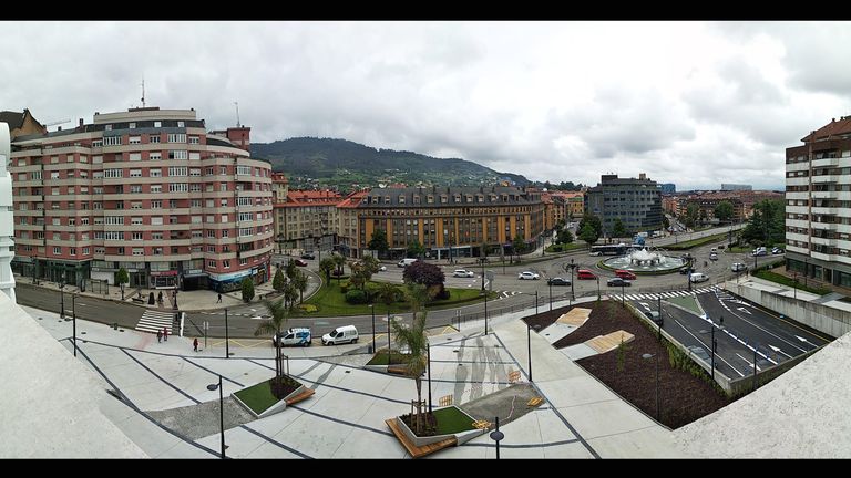 Plaza de la Cruz Roja, vista desde El Vasco. El ayuntamiento reconoce que se trata de uno de los puntos de tráfico más conflictivos de la ciudad