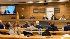 El ministro Planas, con la junta directiva de Cepesca, en la sede de la CEOE, en Madrid