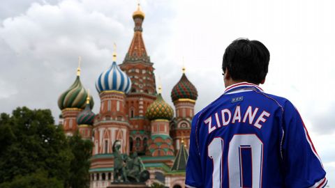 Un aficionado de Francia porta la camiseta de Zidane en la Plaza Roja de Moscú