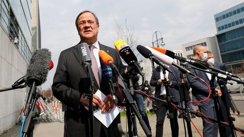  Armin Laschet hace declaraciones a los periodistas ante la sede de la CDU