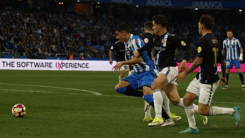 Diego Villares persigue el baln durante el partido contra el Sabadell