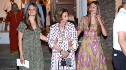 Mientras que la princesa Leonor y la infanta Sofía han agarrado del brazo a su abuela