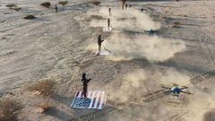 Tropas hutíes, en un simulacro con drones con soldados pisando una bandera de EE.UU.
