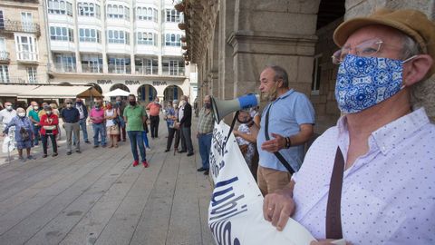 Concentracin de pensionistas a las puertas del Concello de Lugo