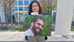 La hermana de Fattah sostiene una foto suyo para pedirle a las autoridades de Reino Unido que medien en su liberacin
