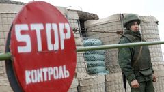 Un militar de la Repblica Popular de Donetsk separatista hace guardia en un puesto de control en el asentamiento de Petrovskoye