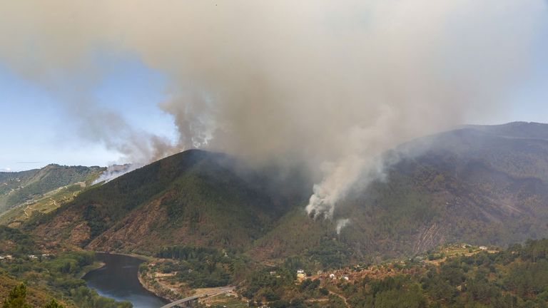 La Xunta defiende que no hubo «falta de coordinación» en la extinción de los incendios