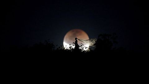 Una novia posa durante el eclipse lunar en Brasilia