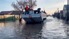 Operarios de un equipo de rescate en la regin de Orsk.