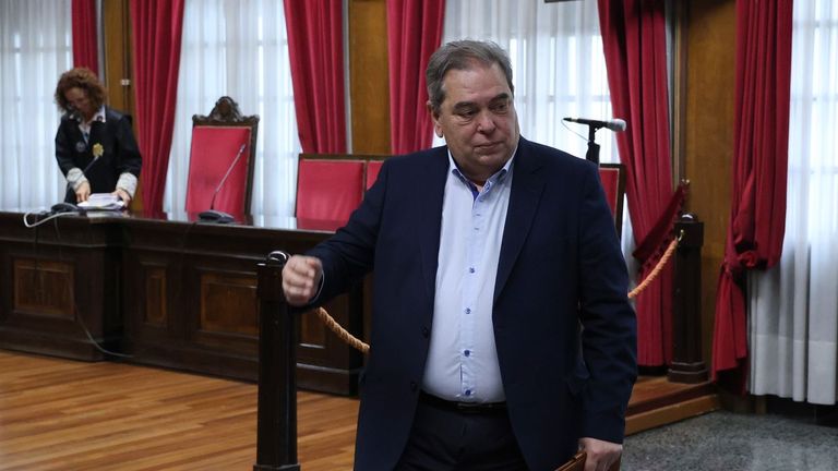 Acusan al alcalde de Verín de promover obras ilegales en el entorno de una iglesia y él alega que eran una «emergencia» y que se puso una «capita de hormigón»