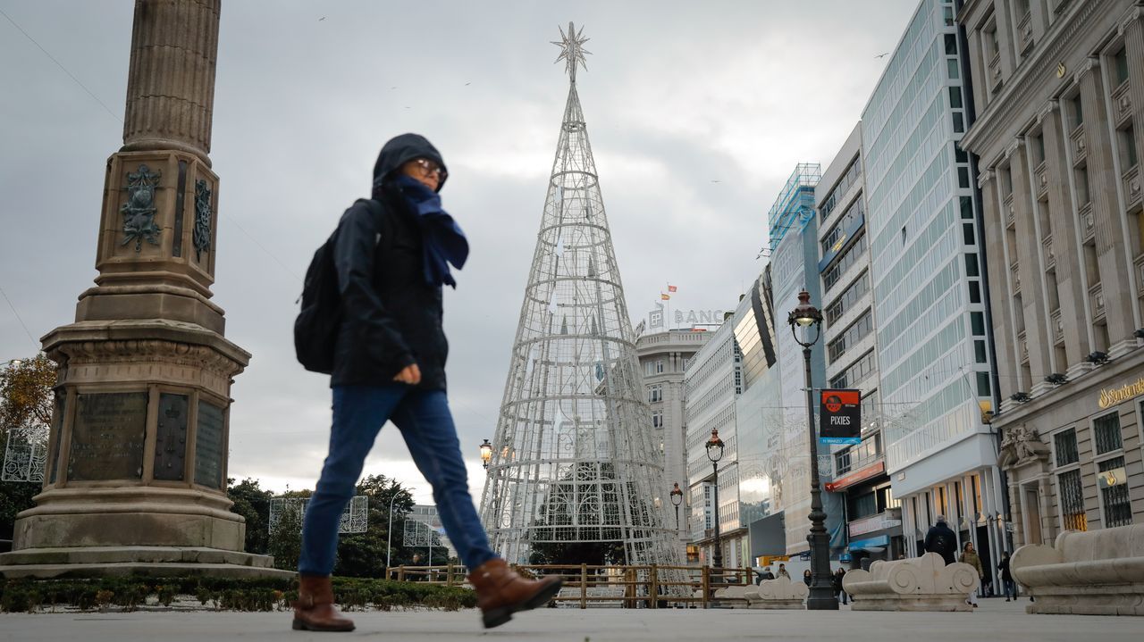 Restauracin de una pieza artstica de excepcional valor.rbol de Navidad del Obelisco de A Corua 