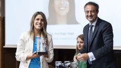 Ana Gago recibe el Premio SEN Cefaleas de manos de Jesús Porta, vicepresidente de la Sociedad Española de Neurología
