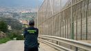 Imagen de archivo de un Guardia Civil en la valla de Ceuta.
