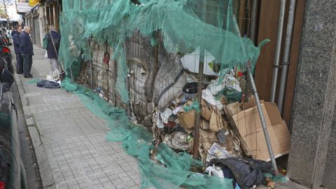 Aspecto de la basura acumulada en el edificio de Sánchez Calviño.