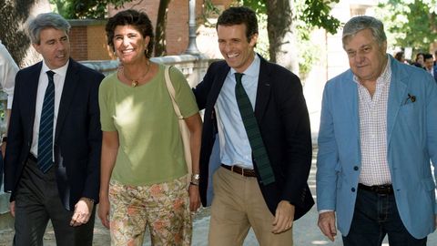 De compras en Ceuta y paseíllo por Madrid. Santamaría estuvo este martes en Ceuta acompañada por Fátima Báñez mientras que Casado se paseó por Madrid con el presidente de la Comunidad, Ángel Garrido, y con María San Gil, expresidenta del PP del País Vasco