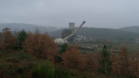 Voladura de la chimenea de la central de carbn de Anllares, en Pramo del Sil (Len), en noviembre del 2020.