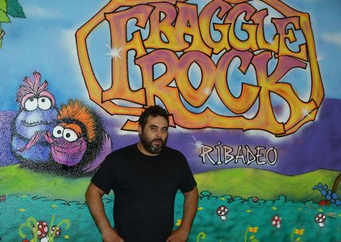scar Lema ultimando preparativos para abrir Fraggle Rock en Ribadeo. 